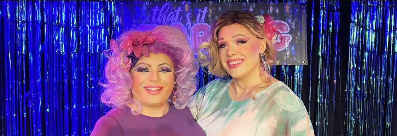 Daphne Dragee und Cassy Carrington vor glitzerndem Bühnenhintergrund
